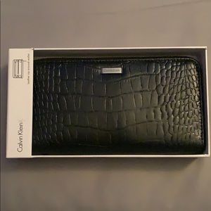 Calvin Klein Women’s Leather Zip Wallet